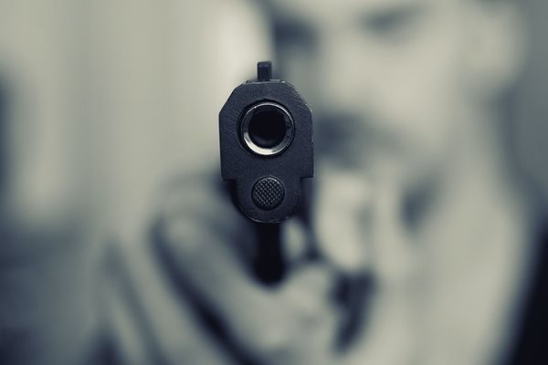 Задържаха мъж в Елхово, заплашвал с пистолет жена