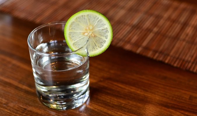 Дневният прием на чаша вода с лимон забавя стареенето