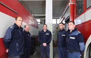 Достойни! Пожарникарите спасители, влезли първи в ада в склада за фойерверки край Елин Пелин (Видео)