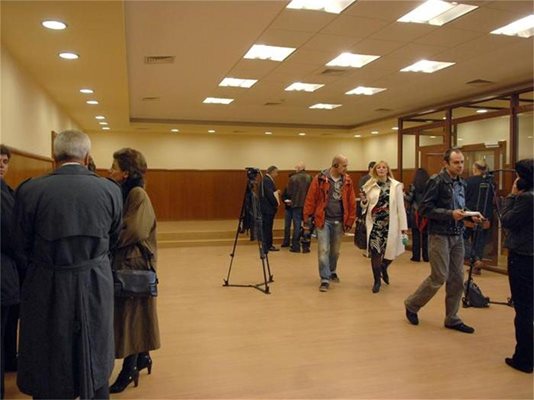 Граждани чакат пред съдебна зала