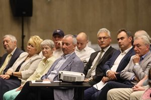 Преди 35 г. настръхнали противници от БКП и СДС, днес заедно – но този път не на Кръглата маса (Обзор)