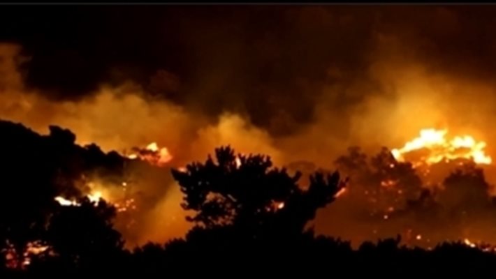 Големи пожари се разразиха на остров Крит.