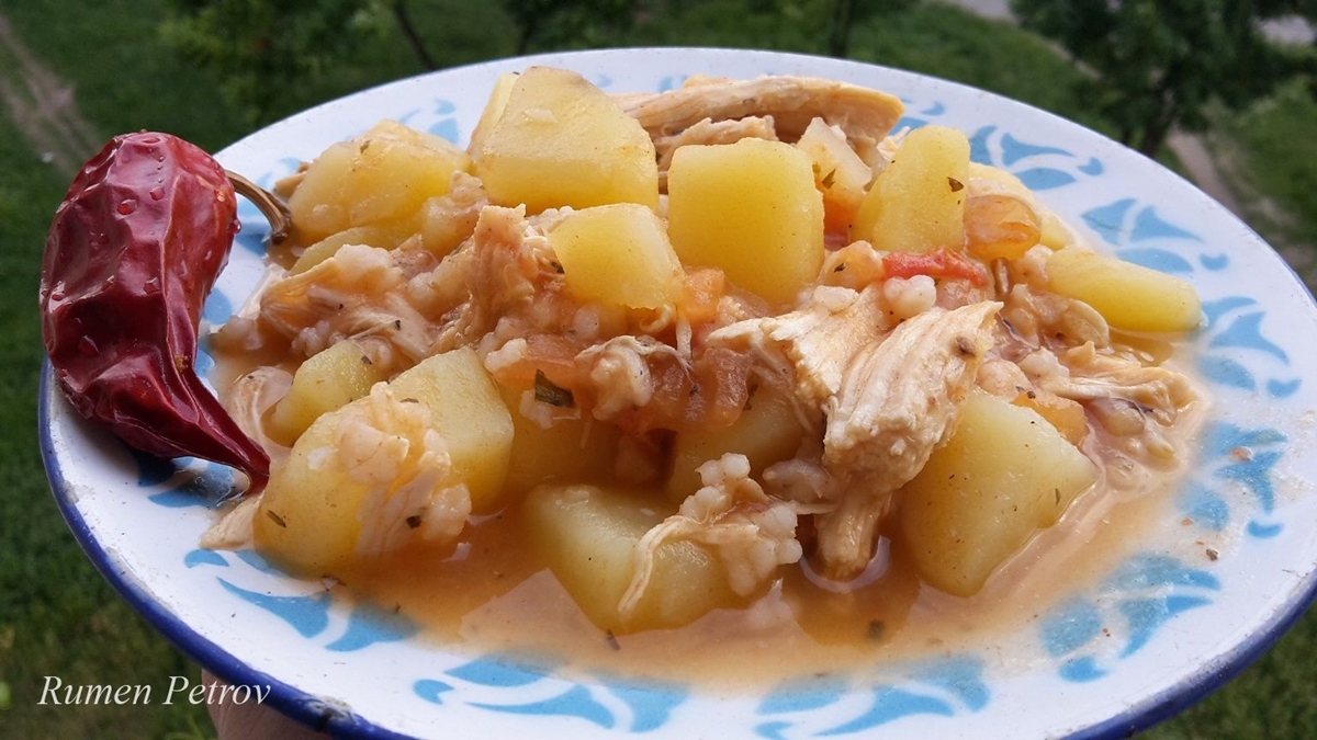 Пилешка яхния за Петровден