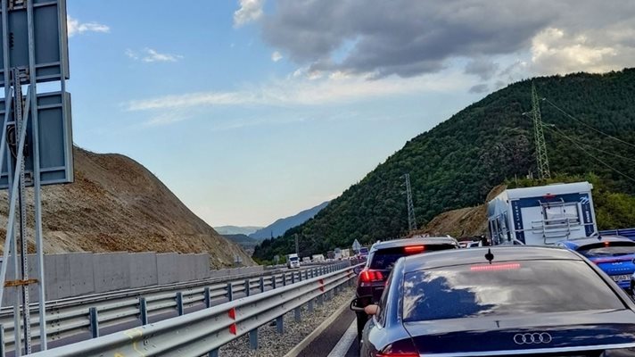 Катастрофа затрудни движението по Кресненското дефиле