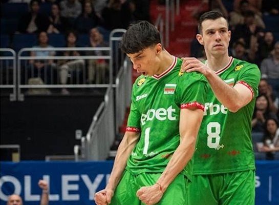 Симеон Николов ликува след точка, а зад него е Аспарух Аспарухов. Снимка: FIVB