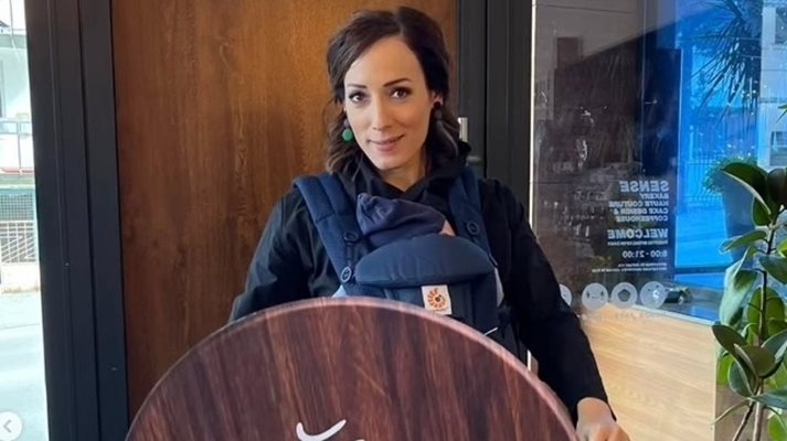 Искра Донова връща стока в магазин за детски играчки