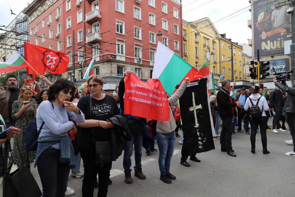 Доносници, като се покланяте на Изток, опасно се надупв@те на Запад
