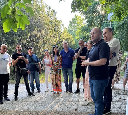 Министрите Георги Георгиев и Борислав Гуцанов с екипите от проверяващи във Варна Снимка: Фейсбук/ Георги Валентинов Георгиев