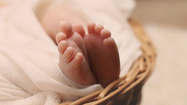 Разследват смъртта на бебе родено в домашни условия