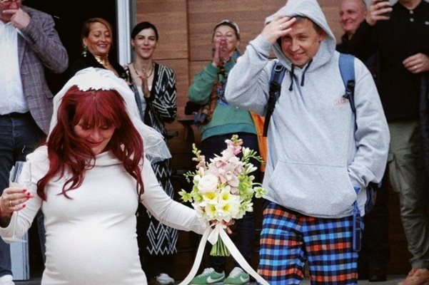 Рут Колева подписа с гаджето, облечен в "официалната си пижама"