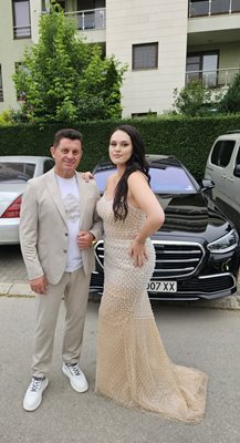 Народният певец Николай Славеев с дъщеря си преди бала