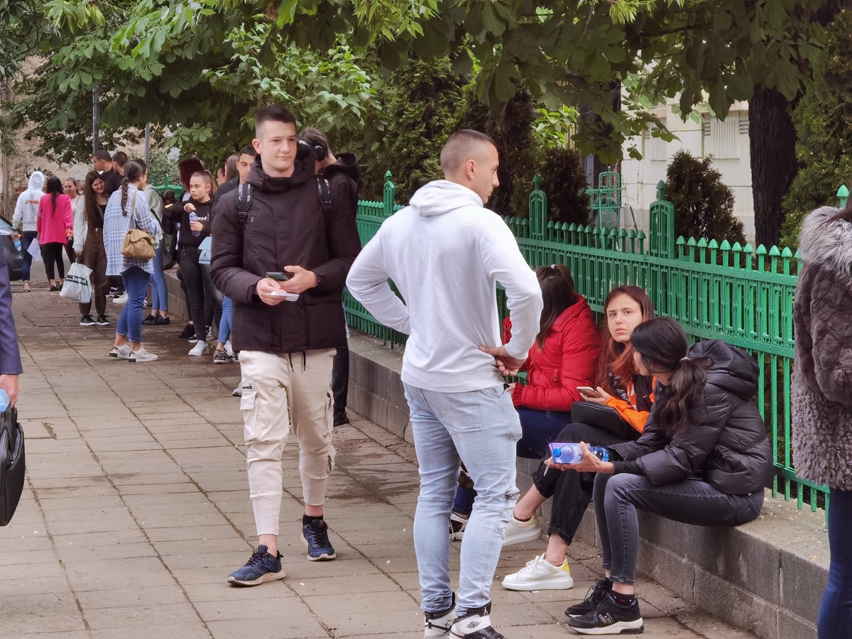 Коментар на седмицата №1: Парадокс: Странно, но 37% от учениците в математическите гимназии са избрали втора матура по език (Графика)