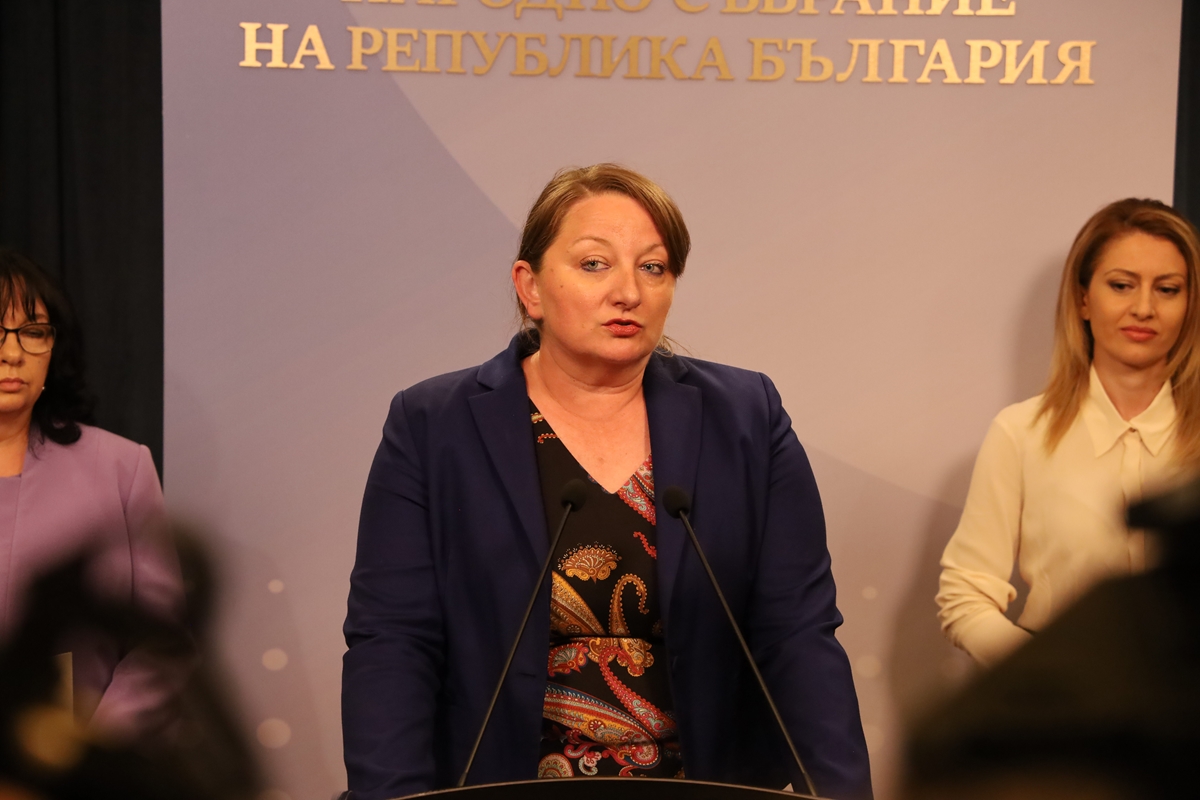 Президентът към ГЕРБ: Невменяеми. Те: Недостойно! (Обзор)